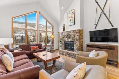 Image de Penthouse avec mezzanine, lit king size, blanchisserie privée, cuisine mise à jour, Wifi gratuit