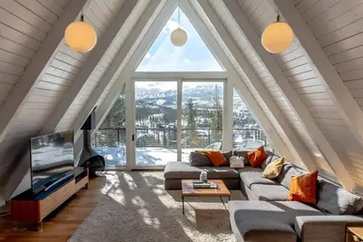 Image de Spacious Alpine A-Frame - Minutes to Main Street!