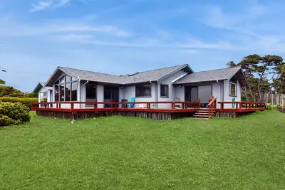 Image de maison Oceanfront w / baignoire à remous; transats et une vue magnifique; marcher à la plage