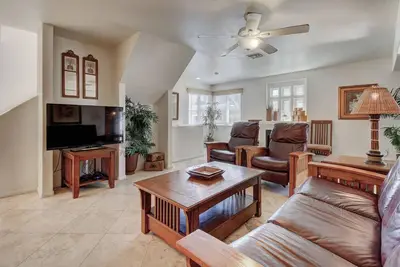 Image de Belle maison avec des touches contemporaines, à proximité des attractions!