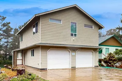 Image de Calme, spacieuse maison à distance de marche de la plage!