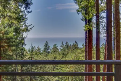 Image de Maison rustique bois avec jacuzzi privé, terrasse et magnifique vue sur la forêt / l'océan!