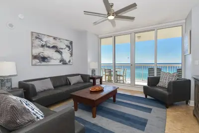 Image de Fenêtres du sol au plafond, concept ouvert, condo en bord de mer!