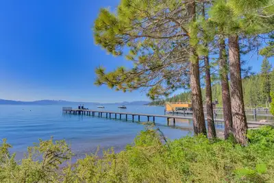 Image de Cottage charmant et confortable au bord du lac avec pelouse, une bouée et un sentier pédestre