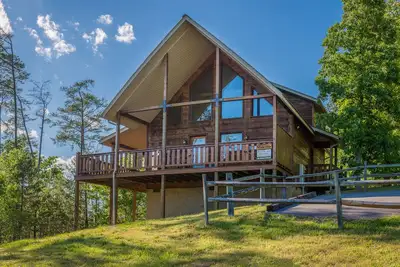 Image de escapade Cozy w / spa privé, foyer au gaz, et des vues magnifiques sur les montagnes