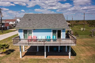 Image de Relaxant Beach House à quelques pas de la plage avec 2/1 + Loft Sleeping 7!