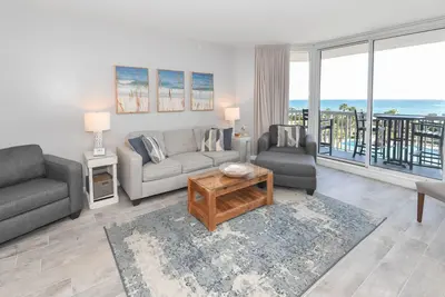 Image de Condo moderne, en bord de mer mis à jour avec balcon privé! 🌴