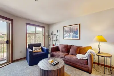 Image de Ski-in / out condo w / vue sur la montagne, un bain à remous et piscine partagée et accès au Club Solitude!
