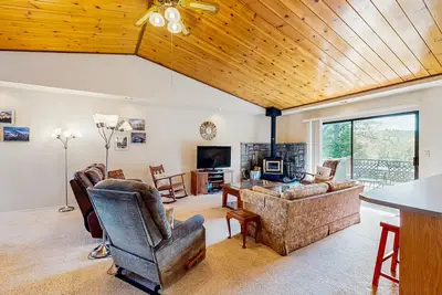 Image de Maison accueillante avec belle terrasse, vue sur les arbres, piscine communautaire, tennis et plus