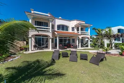 Image de 4. Maison de 5 chambres en bord de mer avec piscine, climatisation, Wifi. Cuire Disponible.