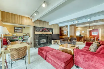 Image de Condo confortable avec bain à remous privé et laissez-passer Sharc - très bien situé!