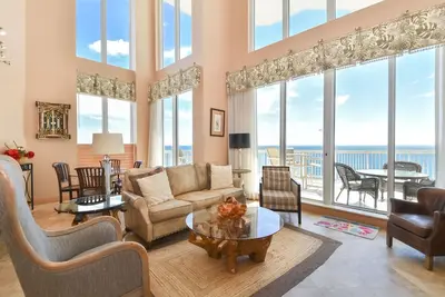 Image de Penthouse en front de mer à deux étages avec balcon extra-large! 🌅