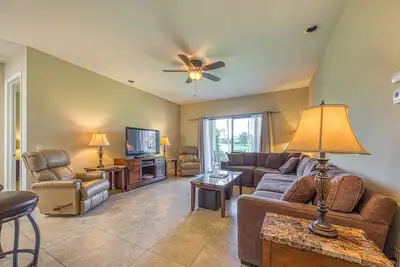 Image de Retraite sur le parcours de golf, avec piscine partagée, spa de piscine et accès facile aux attractions