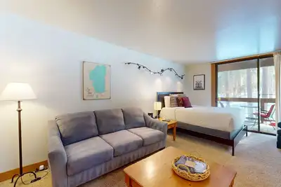 Image de Studio lumineux w / bain à remous partagé et piscine! 10 miles des plages! Près des pistes!