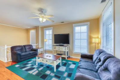 Image de Maison spacieuse à seulement un demi-mile de North Beach avec magasins et restaurants à proximité!