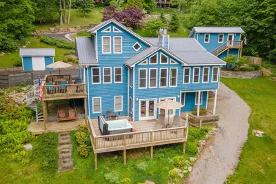 Image de Bateaux et pistes - Collection au bord du lac près du Wisp Resort