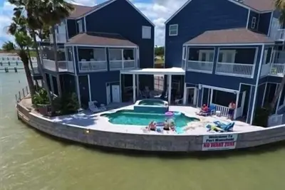 Image de Pelican Point Condo. Trois chambres, trois bains et demi. Slip bateau privé. Piscine communautaire.