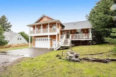 Image de Grande maison de famille avec foyer, à pied de la plage et du lac Sunset!