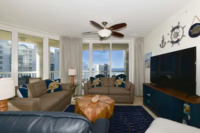 Image de Condo spacieux avec vue sur la plage depuis un balcon privé! 🌊