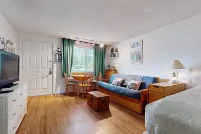 Image de Condo confortable avec piscine partagée et espace de pont - promenade à pied de la plage de la passerelle!