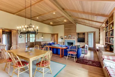 Image de Maison rustique moderne pour les chiens avec vue sur la baie, accès facile à la plage