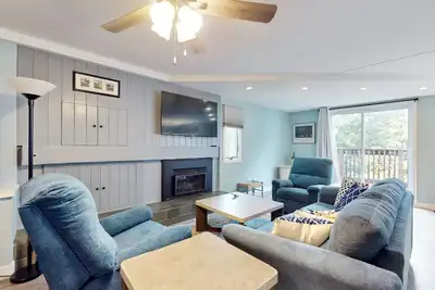 Image de Condo de montagne avec trois piscines partagées, bain à remous, courts de tennis, salle de jeux et salle de sport