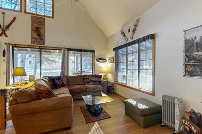 Image de Pont spacieux avec bain à remous privé, un mile du village! Accès Sharc gratuit!