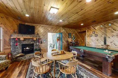 Image de Cabane de luxe adaptée aux chiens avec bain à remous, salle de jeux et terrasse enveloppante!