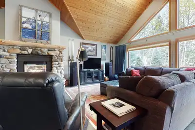 Image de maison de ski-in / ski-out les chiens w / bain à remous privé près de golf w / superbes vues!