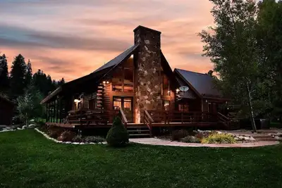 Image de Superbe cabine Riverside avec bain à remous privé, cour spacieuse, cuisine complète, grill