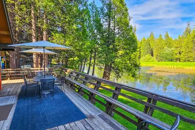 Image de Chien, escapade en bord de l'étang w / cheminée et terrasse meublée - à proximité du lac