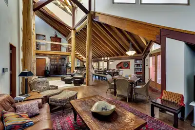 Image de Penthouse du centre-ville avec bain à remous privé, à distance de marche du ski et des casinos (Hv24)