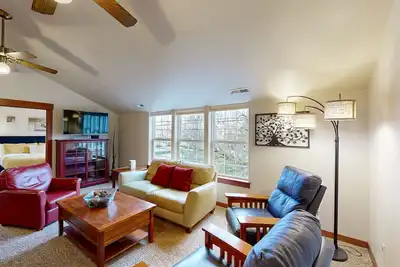 Image de Un bloc du centre-ville McMinnville! retraite contemporain!