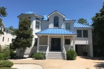 Image de Salty Bones: Dog-friendly, 595 yards à la plage, centre de fitness