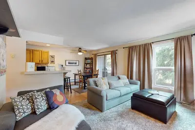 Image de condo Riverfront w / vue sur la montagne - proche des commodités et des pistes!