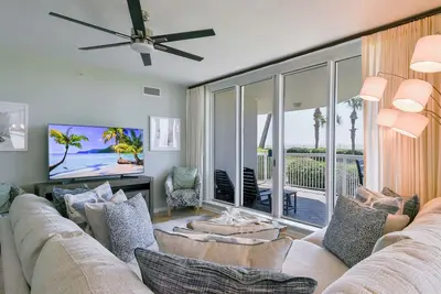 Image de Condo moderne en bord de mer avec terrasse privée et accès à la plage!