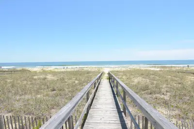 Image de Ebbtide –Kure Beach maison en bord de mer avec véranda, accès à la plage privée
