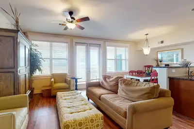 Image de Propriété Bayside avec vue - promenade à la plage et au Beach Club! Piscine partagée et bain à remous!