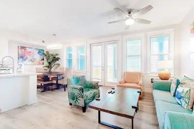 Image de Condo en bord de mer avec une vue magnifique, piscine partagée et bain à remous - chiens ok!