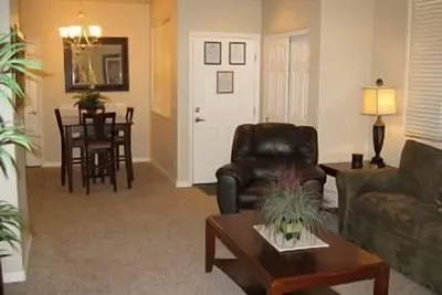 Image de Copropriété de trois chambres avec piscine, bain à remous et aire de jeux-164c