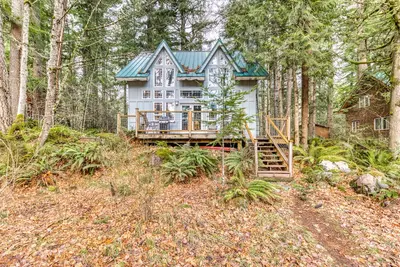 Image de maison de bord de la rivière Belle, près de ski, la pêche et plus encore!