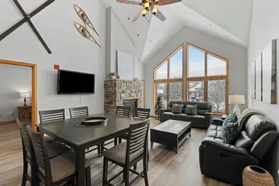 Image de Spacieux 3 chambres avec loft, vue sur la montagne, cuisine mise à jour