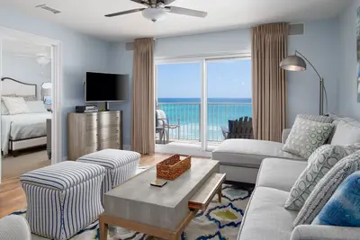 Image de Condo branché en bord de mer avec vue sur le golfe, piscine, service de plage inclus (mars-octobre)!