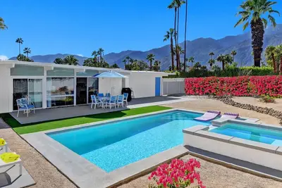 Image de Superbe maison de piscine et spa du milieu du siècle, récemment rénovée et prête pour vous!