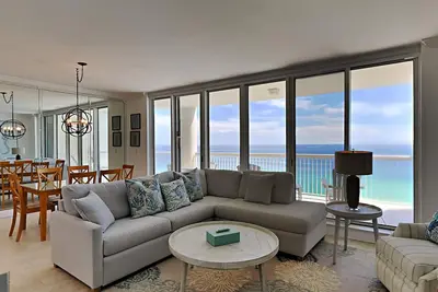 Image de Superbe condo à Silver Beach Towers! Voir le Blue Water Pristine depuis votre balcon privé!