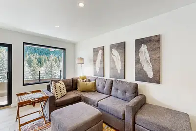 Image de condo Cozy w / vues imprenables sur la montagne! Près des remontées mécaniques + accès piscine commune!