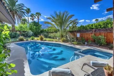 Image de Piscine mignonne et confortable & Spa House + vue sur la montagne!