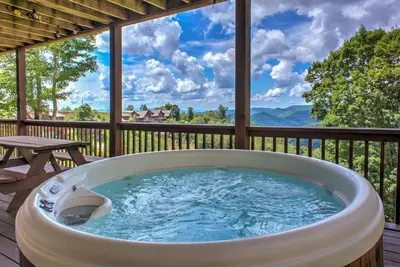 Image de Une cabine étonnante haut de gamme avec vue sur la montagne, bain à remous, et plus encore! Comprend un Biltmore Pass! !