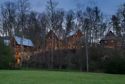 Image de Woodpecker's Hollow - Village de Cheshire Cabin à Black Mountain! Comprend Biltmore et plus!