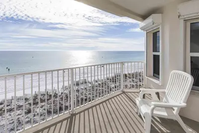 Image de Service de plage gratuit en saison! Vue sur la plage ~ imbattables Gulf Front Condo Dans Destin ~ Piscine communautaire et Rôtisserie!